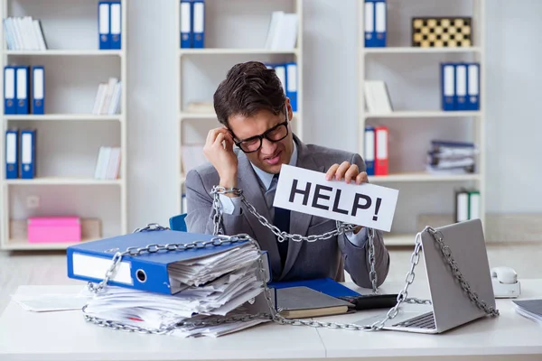 Employé occupé enchaîné à son bureau — Photo