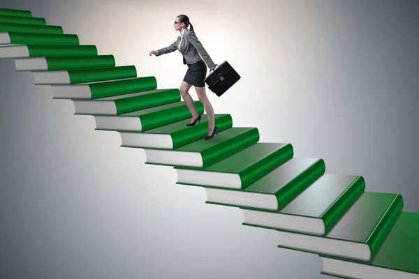 Estudiante empresaria escalando la escalera de los libros de educación — Foto de Stock