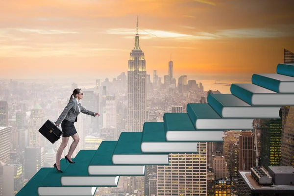 Affärskvinna student klättra stegen i läroböcker — Stockfoto