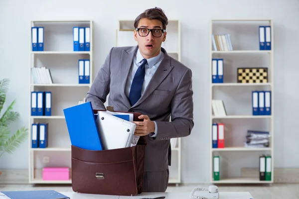 Mitarbeiter mit zu viel Arbeit mit nach Hause nehmen — Stockfoto