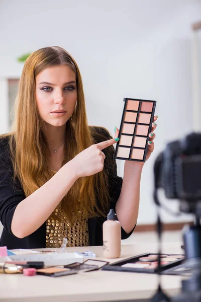 Beauty blogger podání video pro její blog nebo vlog — Stock fotografie