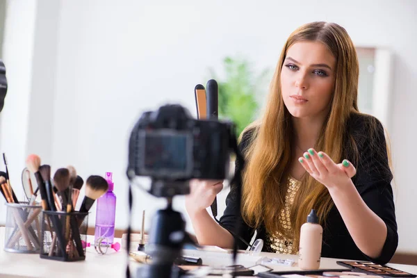 Beauty blogger podání video pro její blog nebo vlog — Stock fotografie