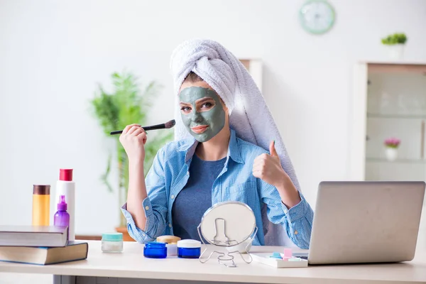 Beauty-Bloggerin trägt Maske auf und postet im Internet-Blog — Stockfoto