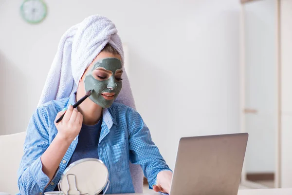 Beauty-Bloggerin trägt Maske auf und postet im Internet-Blog — Stockfoto