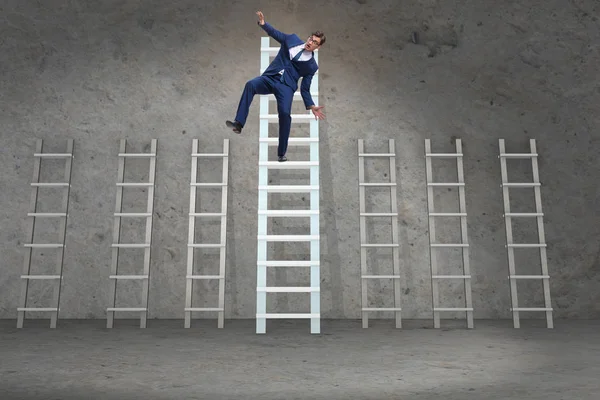 Empregado sendo demitido e caindo da escada da carreira — Fotografia de Stock