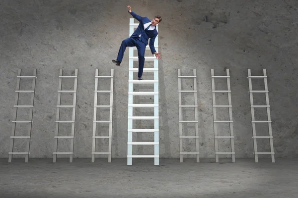 Empleado siendo despedido y cayendo de la escalera de carrera —  Fotos de Stock