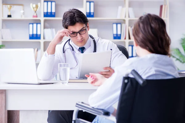 Médico compartiendo resultados de pruebas de laboratorio desalentadores para el paciente —  Fotos de Stock