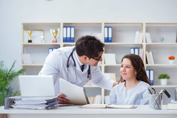 Kvinnlig patient besöker manlig läkare för regelbunden kontroll i hosp — Stockfoto