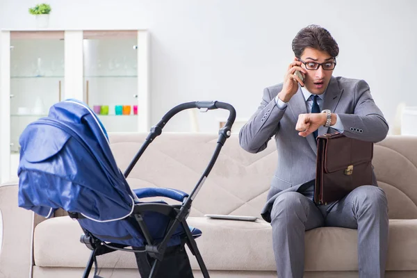 Empresário cuidando do bebê recém-nascido em casa e teletrabalho — Fotografia de Stock