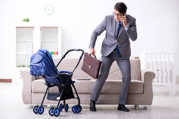 Affärsman som tar hand om det nyfödda barnet hemma och distansarbetar — Stockfoto