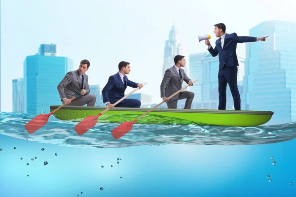 Team di uomini d'affari nel concetto di lavoro di squadra con la barca — Foto Stock