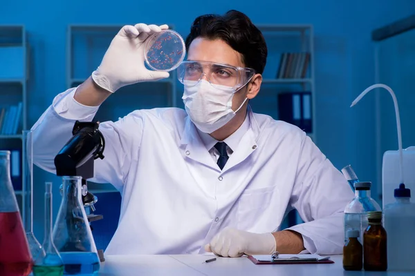 Assistente di chimica che lavora nel laboratorio chimico — Foto Stock