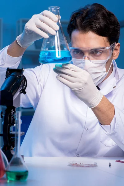 Asistente de química trabajando en el laboratorio químico — Foto de Stock