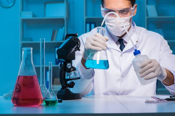 Asistente de química trabajando en el laboratorio químico —  Fotos de Stock