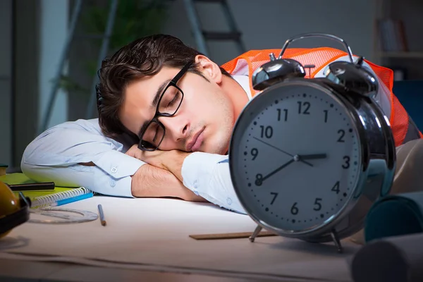 Сплячий архітектор після довгих годин — стокове фото
