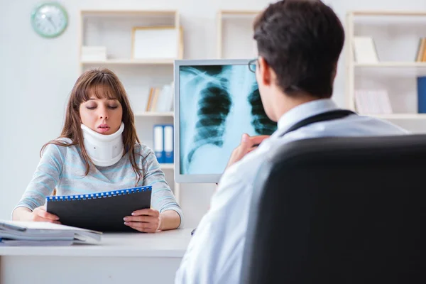 Молода жінка відвідує рентгенолога для рентгенівського іспиту — стокове фото