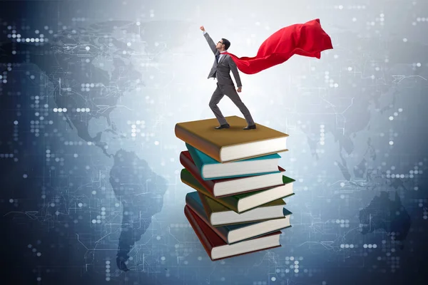 Homem de negócios super-herói no conceito de educação com livros — Fotografia de Stock