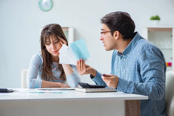 Pareja joven mirando los papeles de finanzas familiares — Foto de Stock