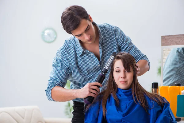 Homem masculino cabeleireiro fazendo corte de cabelo para mulher — Fotografia de Stock