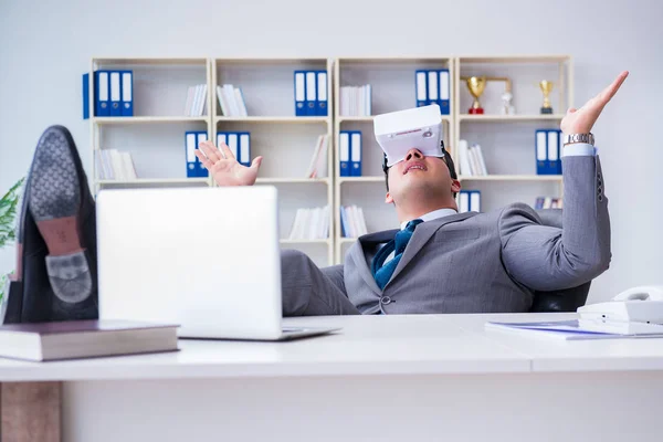 Empresário com óculos de realidade virtual na tecnologia moderna co — Fotografia de Stock