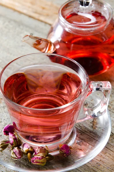 Té de bayas de fruta en la taza servida en la mesa — Foto de Stock