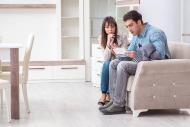 Genç çift mobilya mağazasında fiyattan hayal kırıklığına uğradı