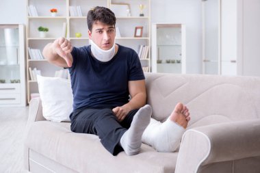 Araba kazasında yaralanan bir adam evinde iyileşme sürecinde.
