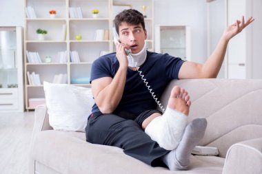 Araba kazasında yaralanan bir adam evinde iyileşme sürecinde.