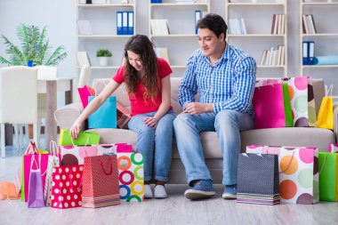 Alışveriş yaptıktan sonra genç çift.