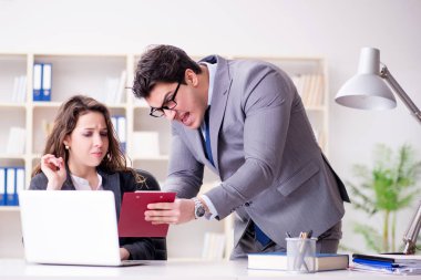 Kızgın patron kadın çalışan performansından memnun değil.