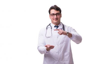 Genç erkek doktor beyaz arka planda izole edilmiş.