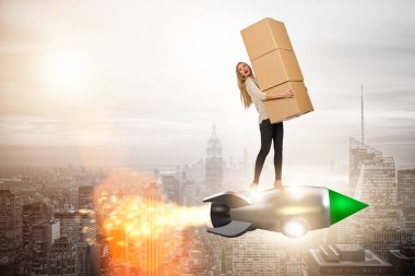 Hızlı kutuda bir kadın roketli teslimat servisi