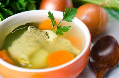 Tabakta servis edilen balık çorbası.