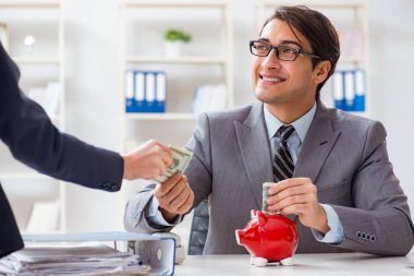 İşadamına yasaları çiğnediği için rüşvet teklif edildi