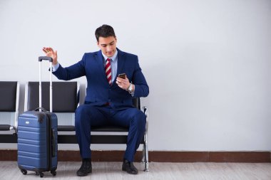 Havaalanı dinlenme odasında yolcu bekleyen adam.