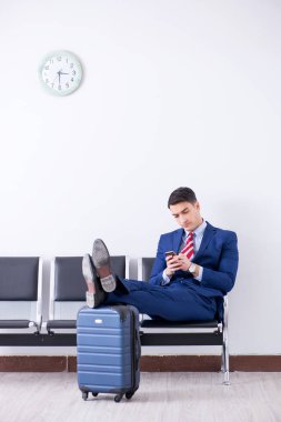 Havaalanı dinlenme odasında yolcu bekleyen adam.