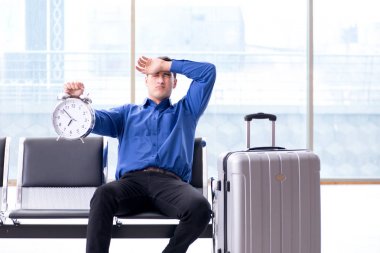 Havaalanı dinlenme odasında yolcu bekleyen adam.