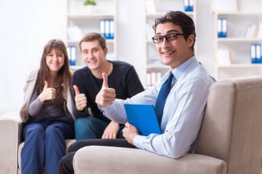 Aile sorunları için aile terapisti