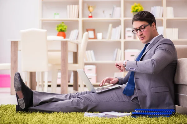 Geschäftsmann arbeitet zu Hause auf dem Fußboden — Stockfoto