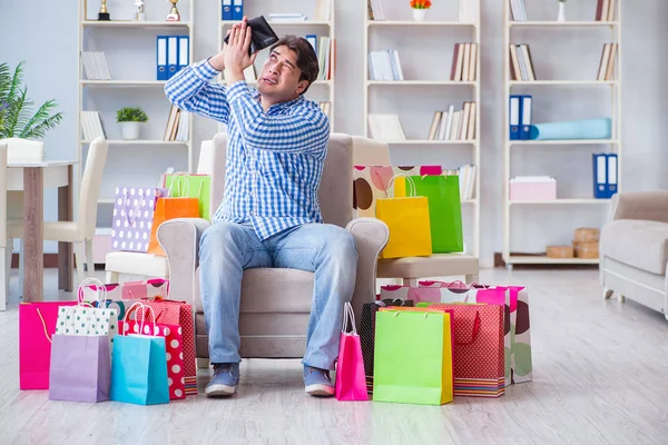 Joven después de compras excesivas en casa —  Fotos de Stock