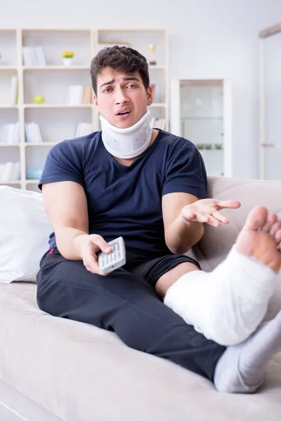 Man skadad i bilolycka återhämtar sig hemma från whiplash skada — Stockfoto