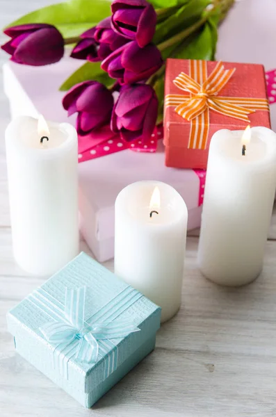 Aziz Sevgililer Günü tatili konseptiyle masaya yerleştirilmiş bir hediye kutusu. — Stok fotoğraf