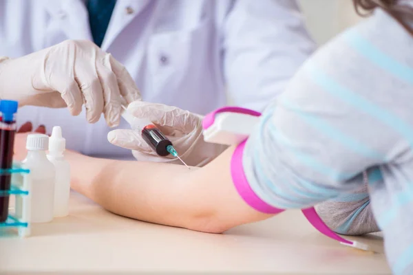 Paciente durante el procedimiento de toma de muestras de sangre para su análisis — Foto de Stock