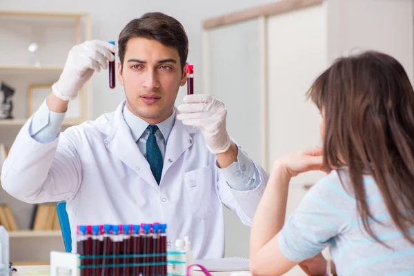 Paciente durante o procedimento de coleta de sangue para análise — Fotografia de Stock