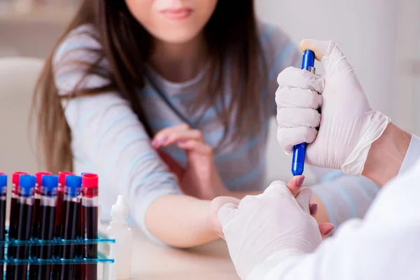 Paciente durante el procedimiento de toma de muestras de sangre para su análisis — Foto de Stock