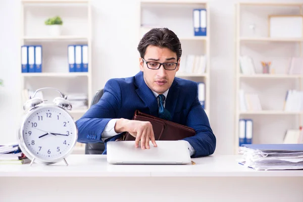 Empresário com pressa tentando cumprir prazo — Fotografia de Stock