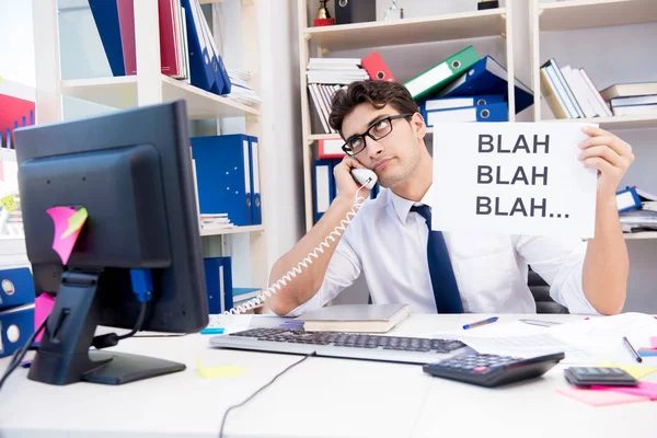 Frustrierter Geschäftsmann wütend im Büro — Stockfoto