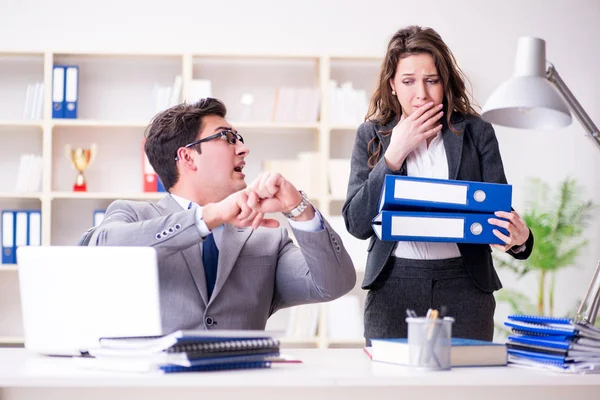 Chefe irritado infeliz com o desempenho do funcionário feminino — Fotografia de Stock