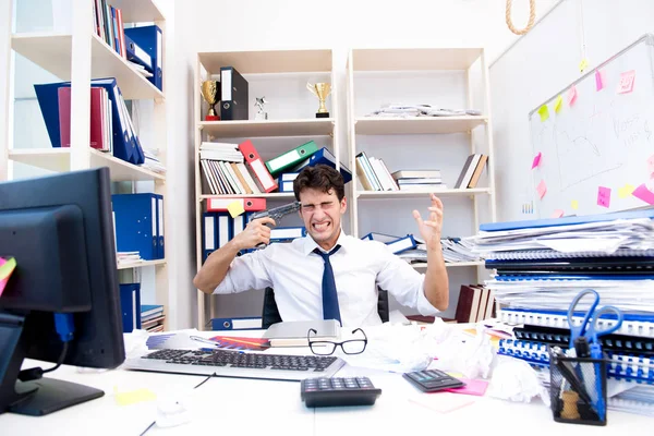 Drukke gefrustreerde zakenman boos in het kantoor — Stockfoto