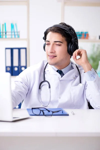 Mężczyzna lekarz słuchający pacjenta podczas sesji telemedycyny — Zdjęcie stockowe